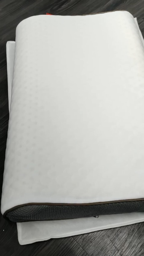 Đợt trước mua chỗ khác hôi mùi cao su không chịu nổi. Này hình như shop có xử lí, để đêm sáng ngày dậy ruột gối có mùi vani nhẹ nhẹ nằm đỡ đau đầu.