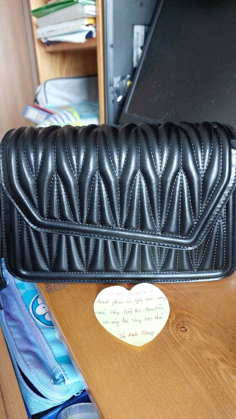 Túi đẹp, để được nhiều vật dụng cá nhân. Cám ơn lời chúc dễ thương của shop nhé.