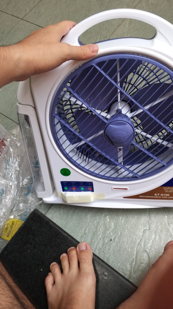 quạt gió mạnh. mát cũng tương đối rộng.  chỉ khác hình ở cái nút điều khiển. trên thực tế là nút bấm chứ ko phải gạt đẩy. chưa *** thời gian quạt max là mấy giờ nhưng mình sạc 1 đêm. xài mấy hôm rồi mà chưa thấy yếu. nhà có con nhỏ nên mua 1 cái.phòng khi mất điện