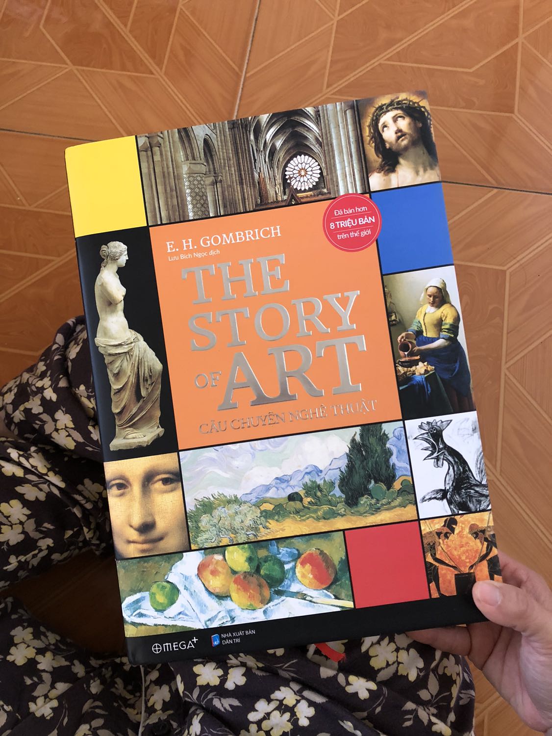 Hơi run vì hộp đóng gói không có chống sốc gì, nhưng may mắn lần này bìa sách không bị móp. Cầm sách trên tay mới thấy mua giá sale là quá hời.