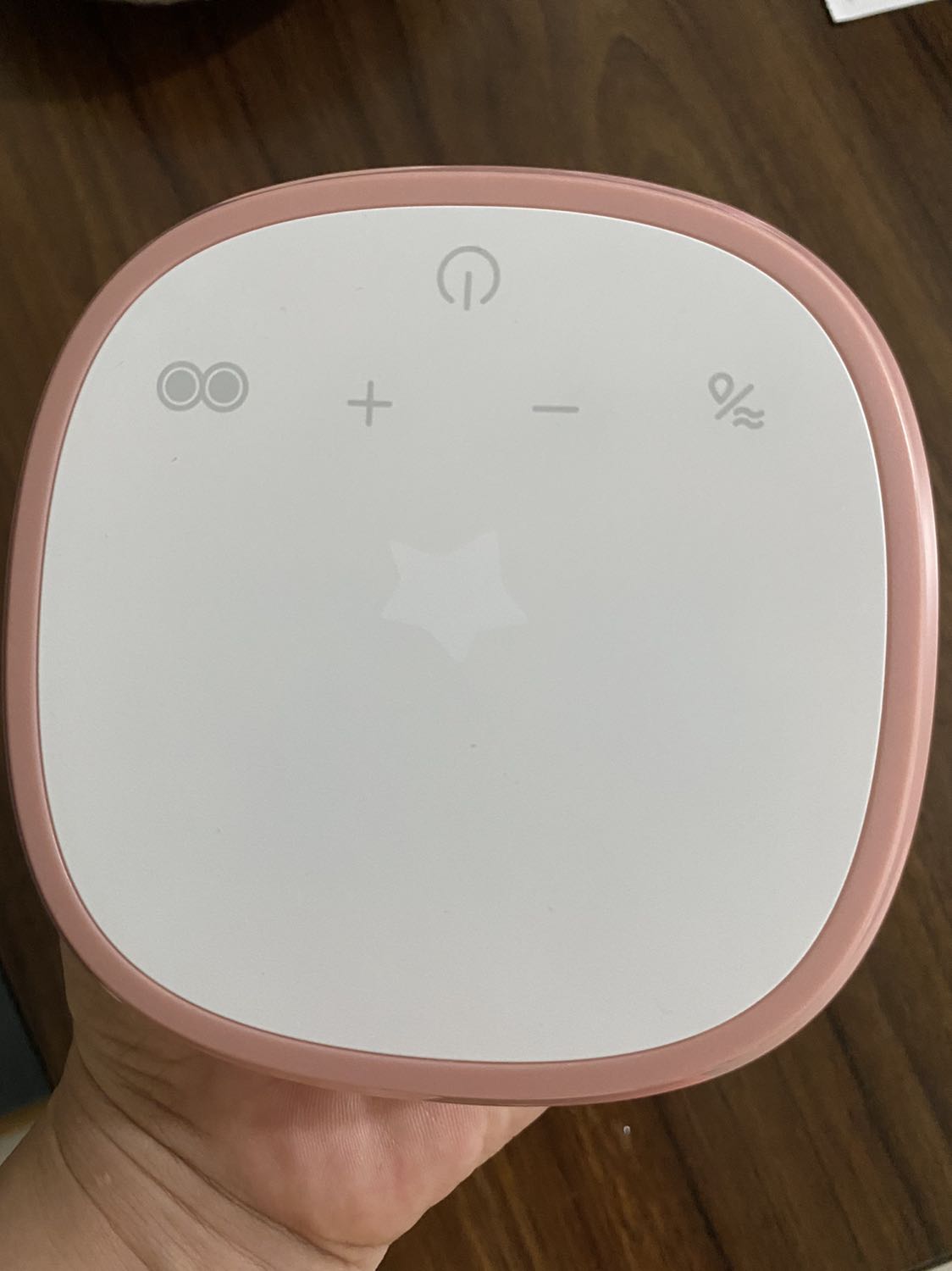 Ấn tượng ban đầu là màu máy hồng khá kute, sành điệu. Thân máy nhẹ, gọn. Khi sử dụng thì cực thích chế độ massage. Lực hút mạnh nữa. Mình có thể chỉnh theo khả năng của bản thân. Một điều thích nữa là phiên bản này tích hợp 2 phễu của phiên bản trước thành 1 phễu silicone dày mà mềm mại, giúp hút sữa xong phễu không dính sát vào ngực, lấy ra nhẹ nhàng mà không gây đau 1 tẹo nào. Với mức giá như vậy so với các hãng máy khác cùng tính năng thì quá là nên đáng mua. 
Các mẹ chú ý là phễu máy này là 27mm. Cần đọc lưu ý chọn kích thước phễu trước khi mua. Phễu vừa vặn với đầu ti sẽ không gây đau.