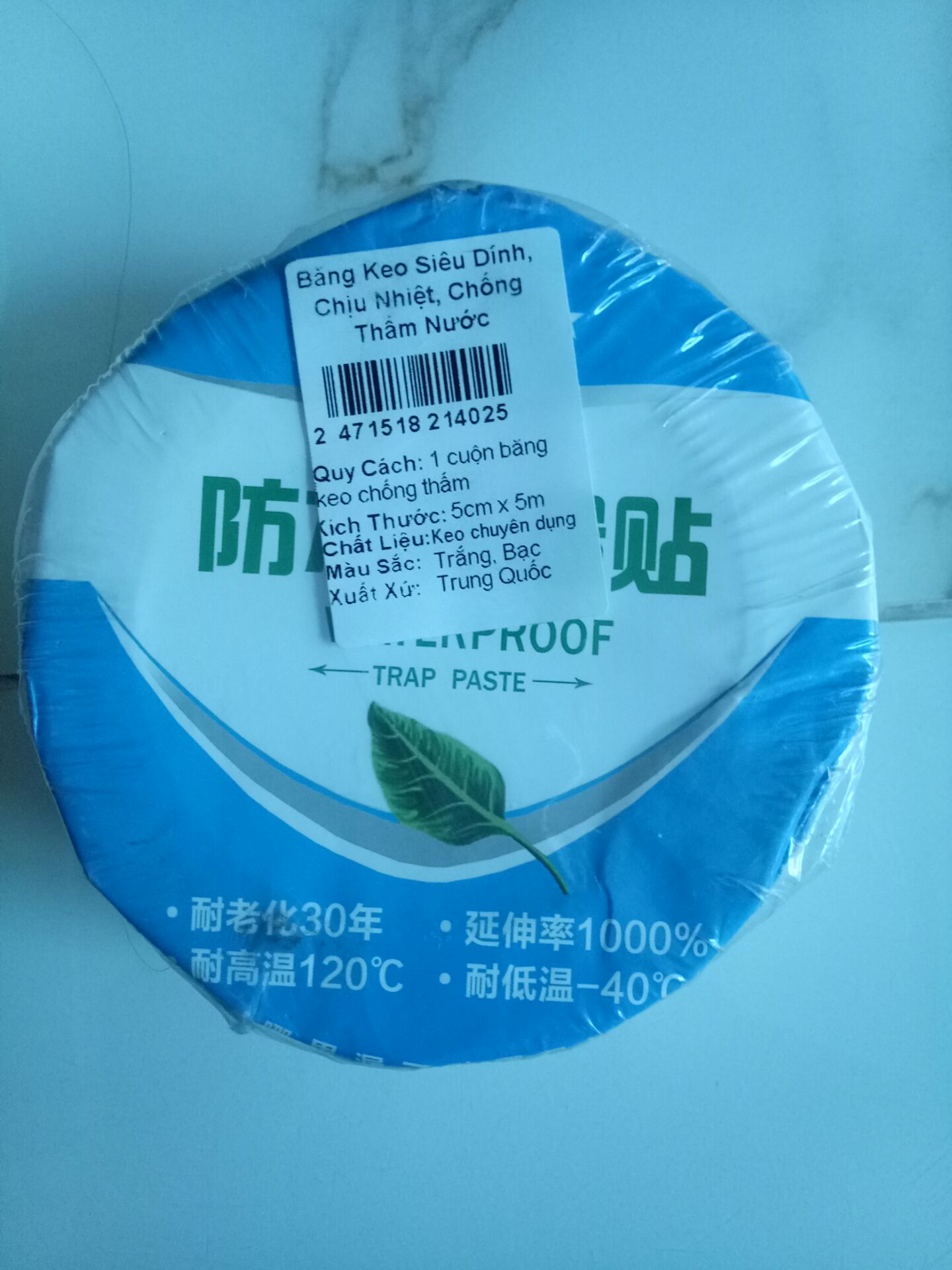 Mình  mới nhận hàng giá 24.400đ. Xem kỹ và so sánh với hình trên Tiki thì thấy có vài chi tiết khác, hình cái lá không giống, các 2 thông số khác cũng không giống,  hình ảnh trên Tiki thì mặt băng dính là caro còn của mình nhận được thì phẳng trơn. Chưa bóc sử dụng nên không biết chất lượng như thế nào nên mình để 3 sao. Tiki cho mình hỏi luôn là băng keo dán này có mấy loại vậy? Theo những hình chụp của sản phẩm mình nhận được thì công dụng có giống với công dụng của sản phẩm mà Tiki giới thiệu trên trang hay không? Cảm ơn Tiki.