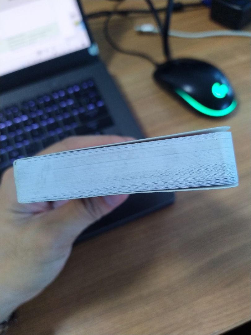 Khi mình mới nhận sách mình tưởng tiki giao cho mình sách cũ. Sách bẩn ở các góc và có các vết như bị rơi hoặc dẫm đạp lên. 
Mình có tạo lệnh thu hồi để đổi sản phẩm mới tuy nhiên sản phẩm mình nhận lại lần 2 vẫn là quyển cũ và được lau đi mờ các vết bẩn.
Mình đã phải tạo đơn để trả sản phẩm lần nữa. 
Vì đây là cuốn mình mua để làm quà tặng nên mình hy vọng đây là một quyển sách mới và ko có lỗi vặt.
Lần đầu mình mua sách ở tiki mà gặp phải tình trạng như này. Trước đó mua sản phẩm của tiki mình chưa bao giờ thất vọng nhưng lần này lại khác thực sự làm mình mất rất nhiều thời gian.