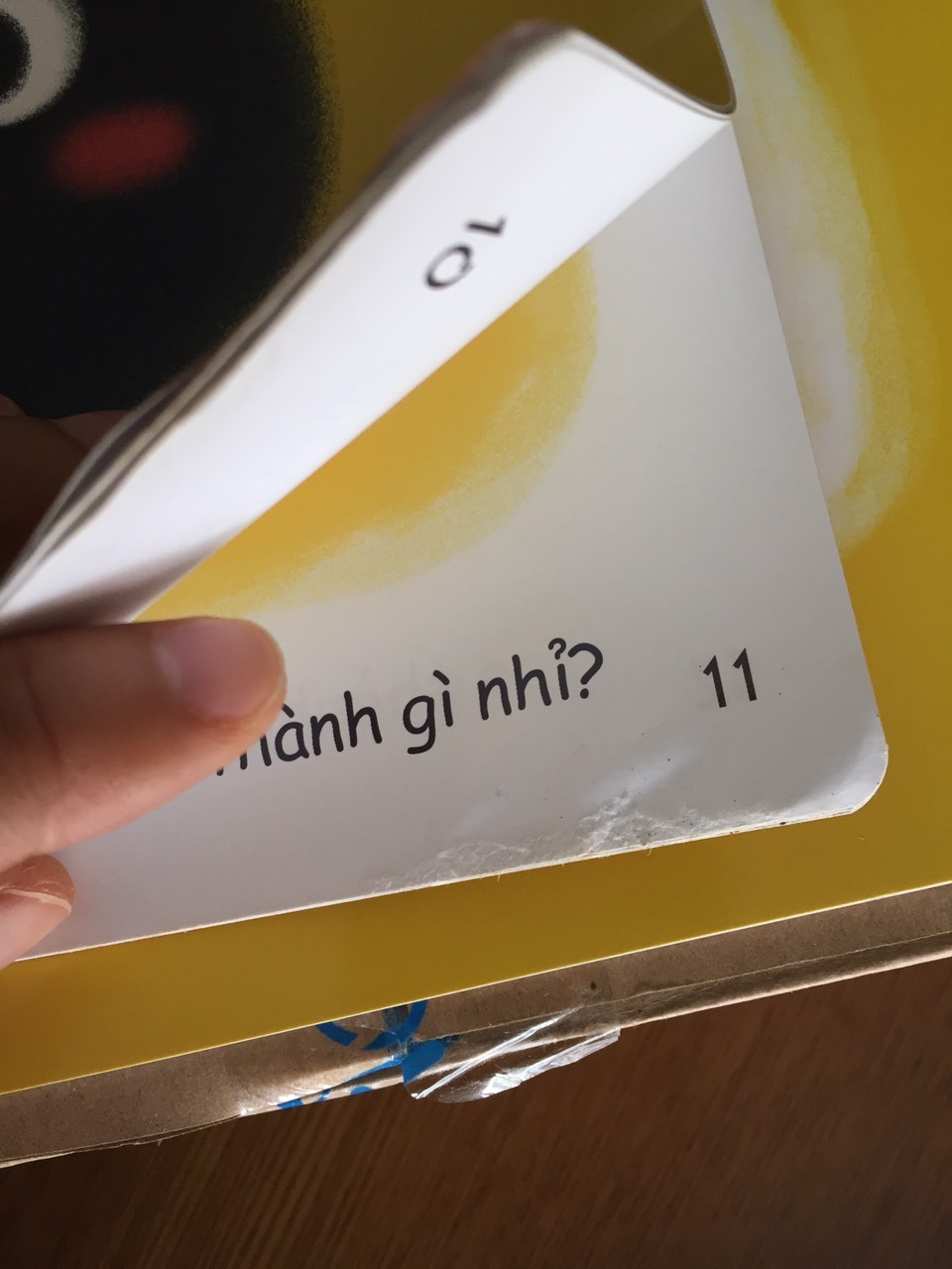 Mình đặt 2 cuốn, nhận hàng thấy sách bị CŨ, đính nước từ trước và đã khô lại, làm các trang sách dính vào nhau. Đã gọi điện yêu cầu trả lại hàng, được xác nhận NHƯNG 1 tuần chưa thấy đến lấy hàng và hoàn tiền. 
Mình trước đây rất ưng cách tiki phục vụ và đóng gói sản phẩm, nhưng 2 lần mua sách gần đây của mình tại tiki đều thấy phần đóng hàng có vấn đề, truyện cho các bẻ mỏng mà đóng hàng gập gãy sách lại cho vừa cái hộp nhỏ hơn.