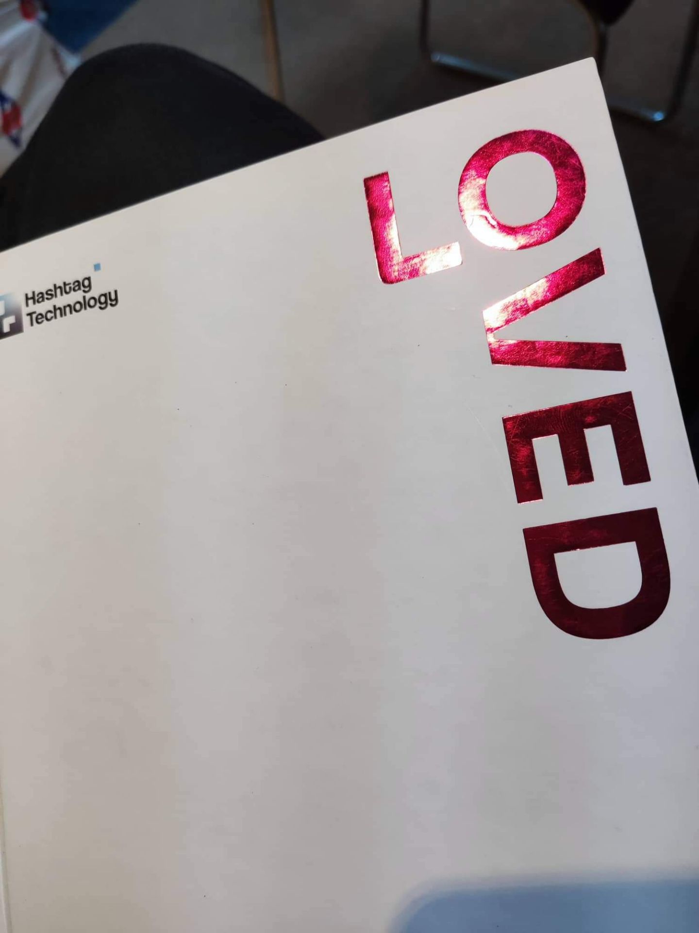 Đang muốn nhảy việc sang công ty cn vì thấy cơ hội pt tốt mà tìm mãi không thấy có cuốn sách hay khóa học nào nói về chủ đề MKT cho các sản phẩm công nghệ. Ngành hot mà sao ít thông tin thế không biết :((

Cuốn này hay lắm nha mọi người, ai làm MKT tại công ty công nghệ rồi thì không nói nhưng với người mới như mình thì học được rất nhiều từ Loved. Kiến thức bao quát từ các nguyên tắc cơ bản của mkt đến cách xây dựng team mkt, cách làm việc với các bộ phận khác, rồi cách launching sp, định vị sp,... đặc biệt là dành cho sản phẩm CN.

Không phải cứ ốp kiến thức MKT thông thường là thành công đâu nhé :((