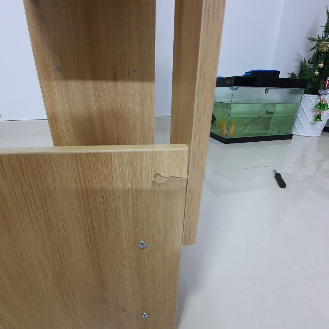 trừ tờ hướng dẫn phi logic ra thì mọi thứ đều tốt. gỗ đẹp, không bụi, không dơ. 
-nên dùng mắt bắt vít để làm nhanh hơn
-nên sắp ra toàn bộ các mảnh trên mặt đất và hình dung các lỗ sẽ sắp theo hướng nào trước khi bắt đầu
-nên bắt miếng chặn nhỏ vô miếng đáy ca s tầng trc r hãy bắt đáy vào xương sống (hình số 3)
Chúc mn DIY vui vẻ. ^^