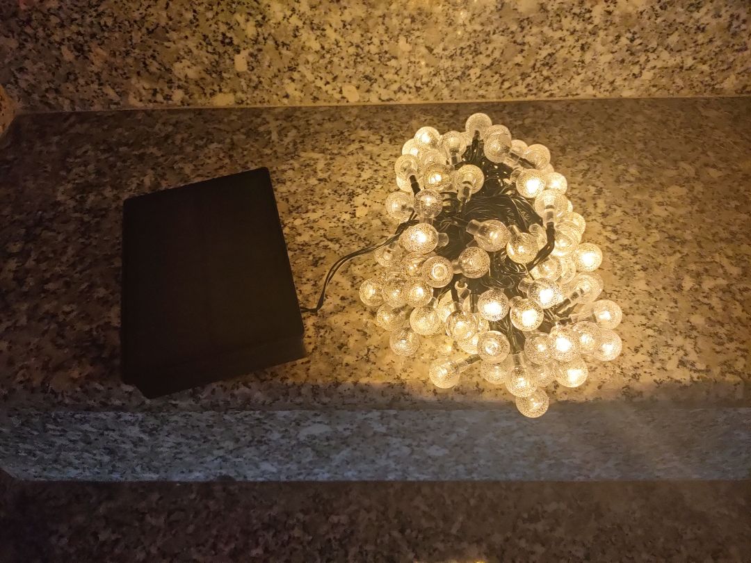 Đầy đủ phụ kiện. Đèn năng lượng mặt trời nhiều bóng nhưng vẫn rất sáng nha, tấm pin khá bự Đầy đủ phụ kiện. Đèn năng lượng mặt trời nhiều bóng nhưng vẫn rất sáng nha, tấm pin khá bự