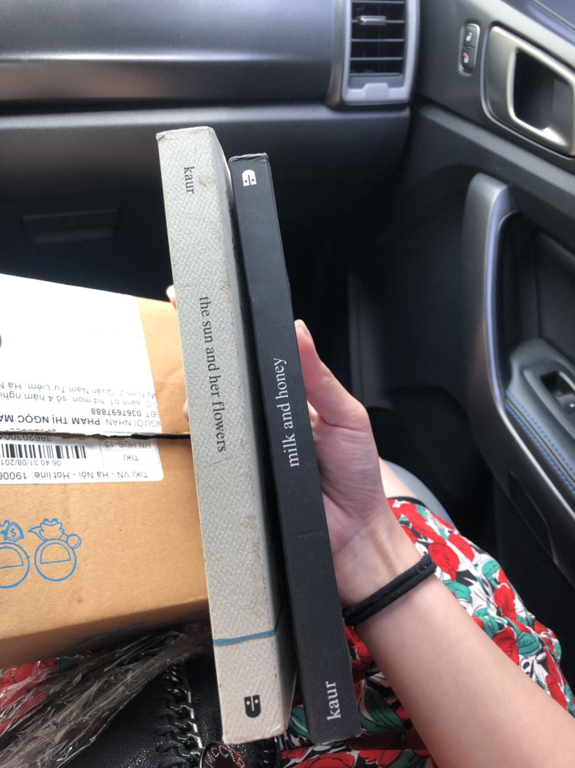 Nhận hàng thực sự rất thất vọng vì sách bị gãy góc, cũ, dính bẩn