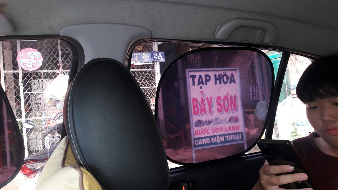 Có 1 số bất tiện là muốn quay kính xuống thì phải gỡ ra vì không gỡ sẽ méo tấm che (xấu thôi chứ không rách, gãy tấm).
Nhưng với giá này thì ok.