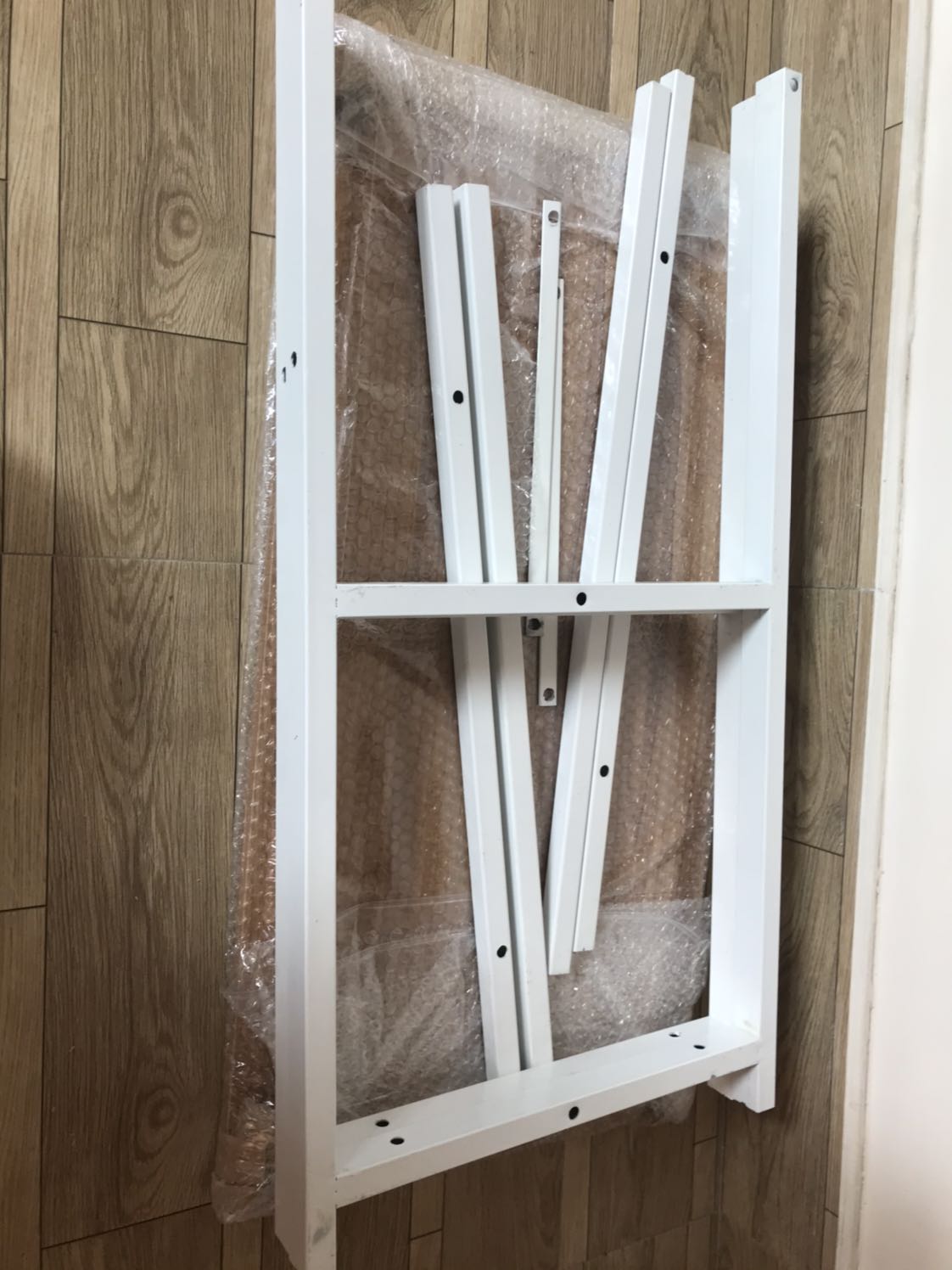 Kệ đẹp, chắc chắn, khung hơi khác với mẫu. Chọn khung màu đen nhưng giao màu trắng vẫn cho 4 sao nên mua