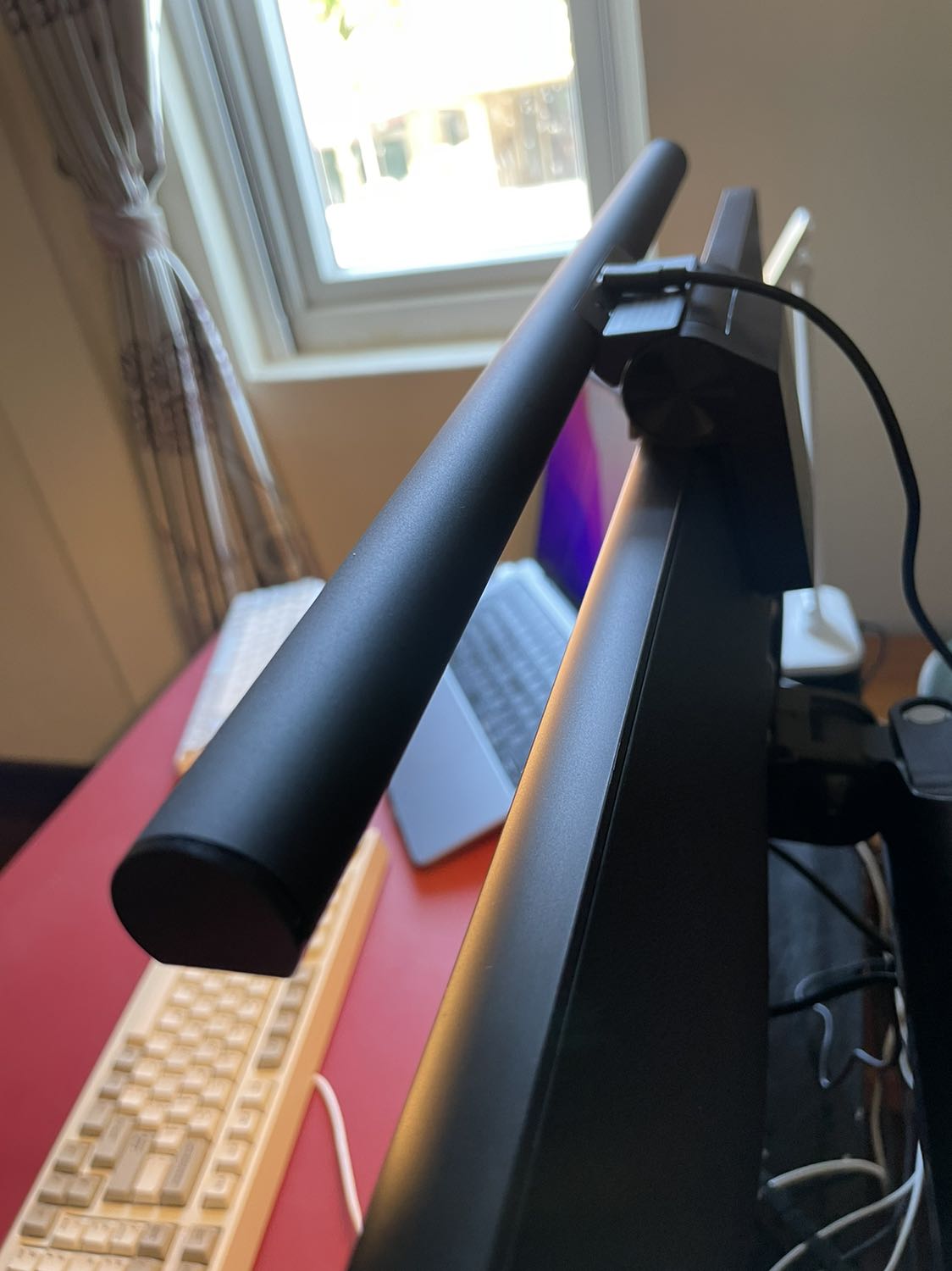 Hình đăng và hàng nhận được là 2 loại khác nhau dù mình đã hỏi shop rất kỹ trước khi mua là hàng nhận được có đúng như hình chụp không thì shop xác nhận là đúng nên mới mua, và cái kết... Loại này kẹp thẳng vô nền màn hình nên nếu viền màn hình mỏng sẽ làm hỏng màn hình.
Mình tháo cái lò xo trong cái kẹp ra để nó chỉ gác lên trên màn hình dùng tạm vậy, đổi trả mất công.