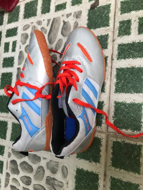 Giao ko đúng màu. Phom giày xấu hơn hình chụp quảng cáo nhiều. Đế hơi mỏng và không phẳng phiu. Xài tạm thì được, tiền nào của đó.