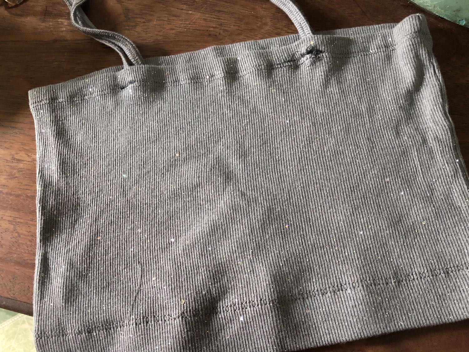 Chỉ là một miếng vải mỏng, không có miếng lót ngực, đường may thì bị lỗi. Thật sự không đáng tiền.