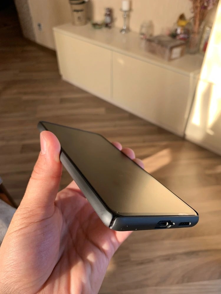 Hàng chính hãng Nillkin, đã check code trên trang chủ, yên tâm khi mua hàng tư tiki, ốp cầm rất êm và bám tay nha mọi người.