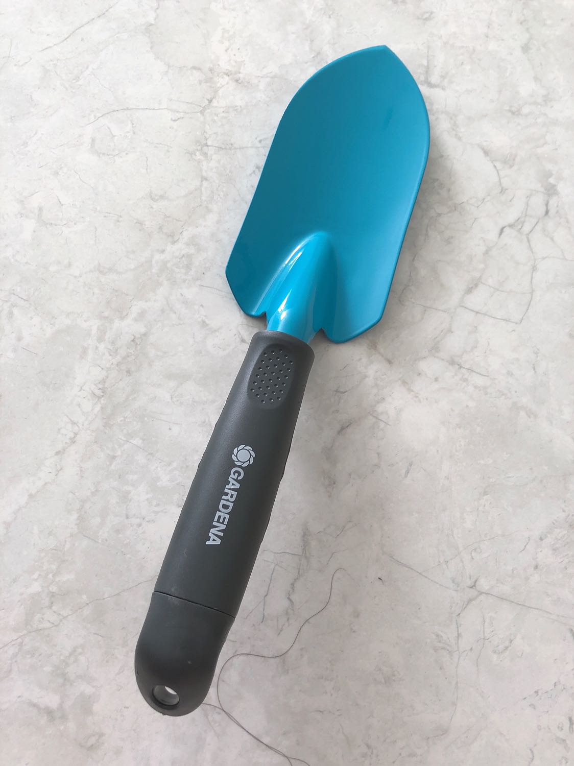 Xẻng đẹp, tay cầm chắc chắn, màu chuẩn y hình, nước sơn bóng đẹp, có tem, mã vạch đầy đủ. Bền hay không thì xài một thời gian mới biết được.