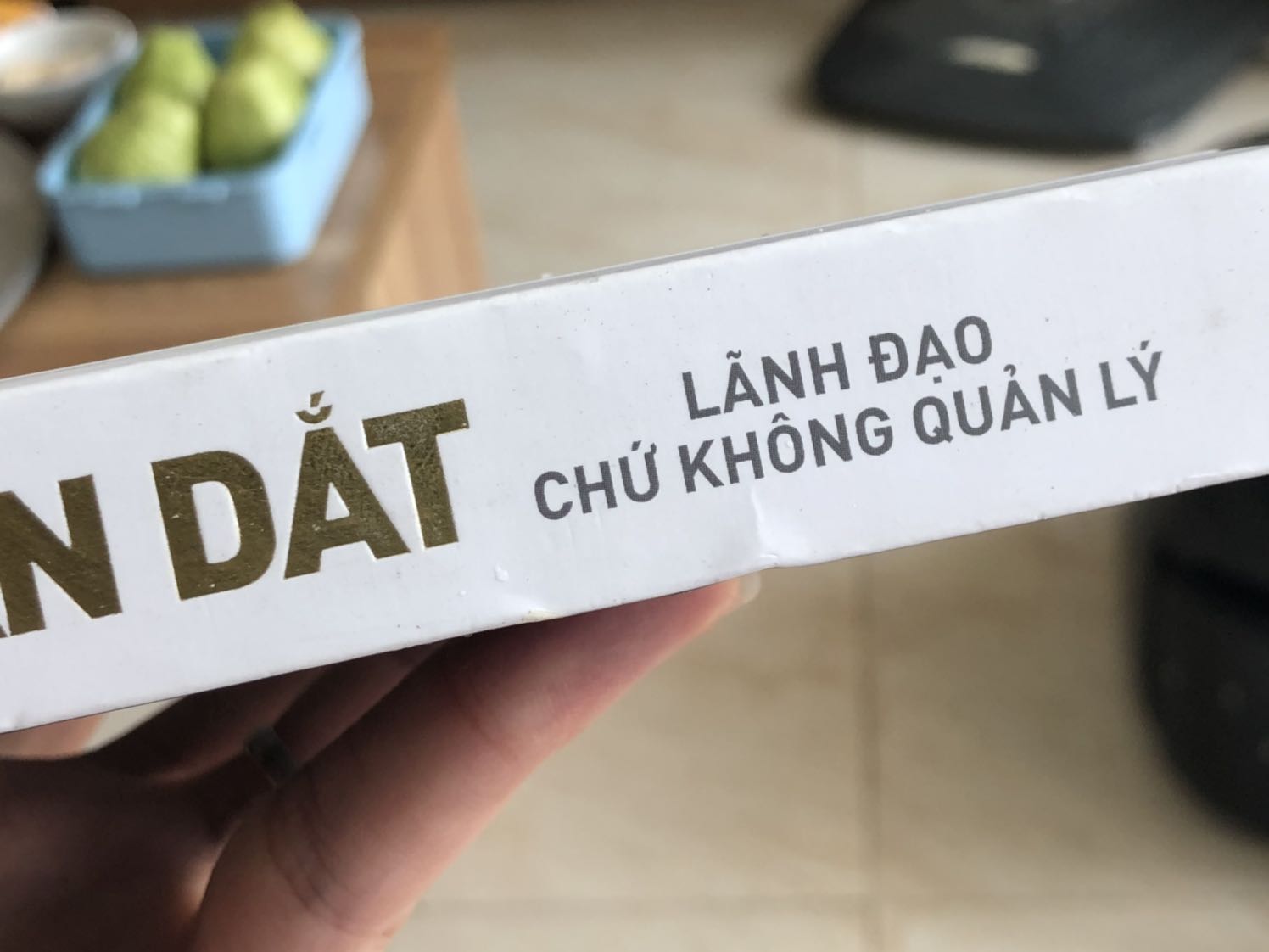 Sách bị móp méo khi nhận. Rất không hài lòng với dịch vụ vận chuyển.