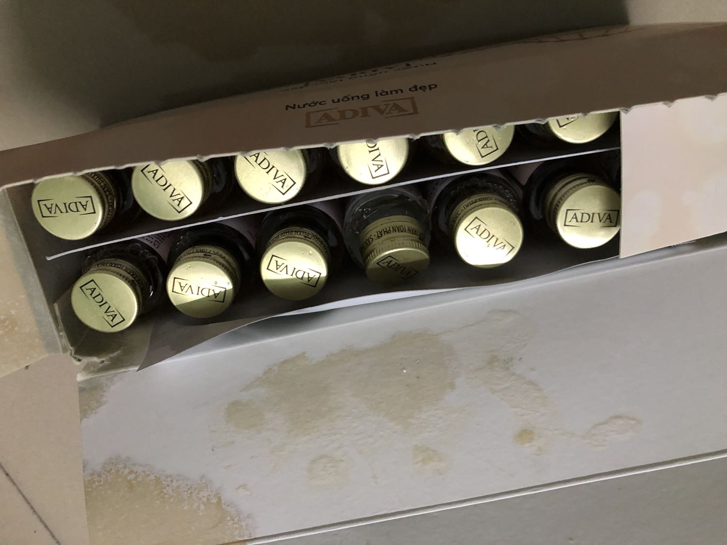 Bể mất 1 chai rồi. có lẽ cái hộp ngoài quá lớn so với hộp sp và chèn ko chắc. Mình Nghĩ Tiki/nhà sx sp nên thay đổi hộp, cách đóng gói.