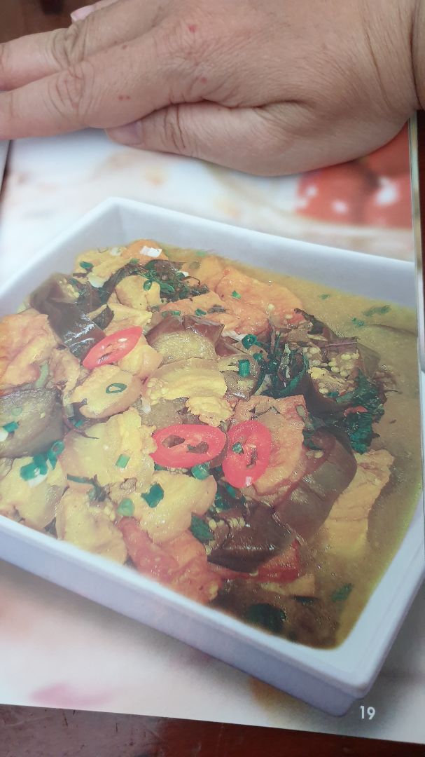 sách bìa mềm,hình ảnh đẹp,noi dung đơn giản.nên mua de bik nh món ăn mới cho gd