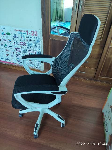 Sản phẩm không được tốt. Lưới lót lưng bị giãn, không căng, có 1 chỗ bị rách. Tay ghế bị bể. Ốp viền đen lưng không khít. Ngồi không thoải mái. Chất lượng không tương xứng với giá tiền.