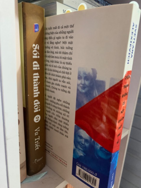 Hàng giao về còn nguyên vẹn nha đóng gói cũng khá kĩ nè. Đặc biệt nhắc lại 100 lần là phải mua về đọc liền nha mng ơi vì em nó siêu đỉnh siêu mê siêu hay hay hay luôn ấy ạ