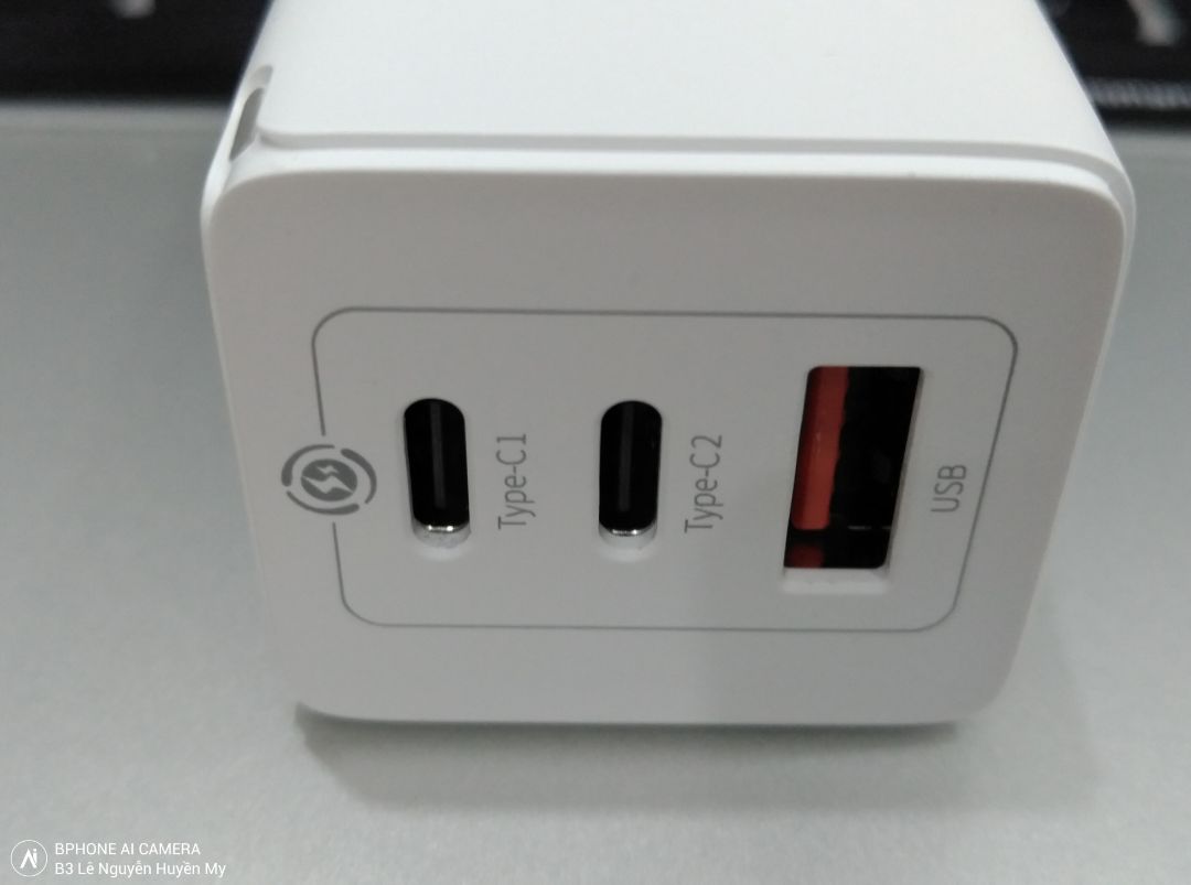 về giao hàng: Giao hàng nhanh. Nhưng lần này không thấy tiki gói hộp như các lần trước mà thay vào đó là gói túi bóng quấn keo.

về sản phẩm: nhỏ gọn, cầm chắc tay, có thử sạc cho iphone 12 mini, bphone 3, và macbook pro intel 2020, pin sạc dự phòng 20k mA tất cả đều ổn, sạc nhanh. khi sạc sờ vào chỉ hơi ấm, nhưng vẫn mát hơn cục sạc đang có.

bonus một số tấm hình.