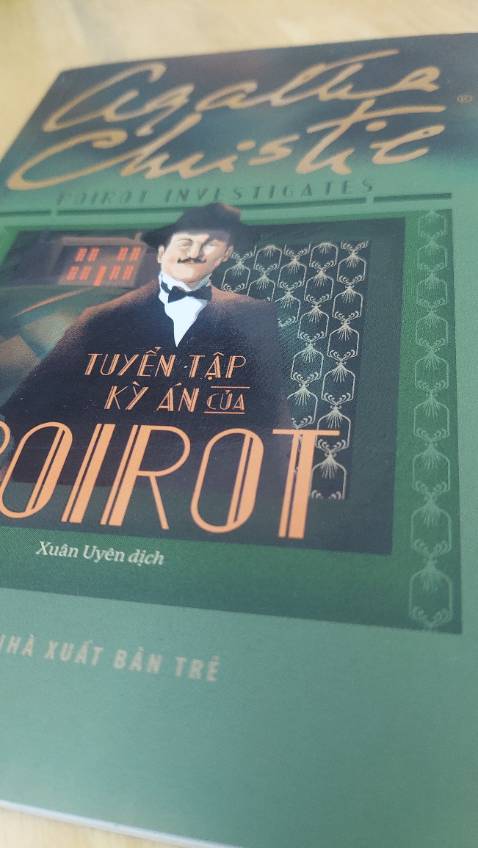 11 truyện ngắn về các vụ án do thám tử Hercule Poirot tham gia từ ăn trộm, bắt cóc, trục lợi bảo hiểm, giết người. Vẫn phong cách điều tra dựa trên suy luận logic và những quan sát thấu đáo, không có bí mật nào là qua mắt được vị thám tử lừng danh.