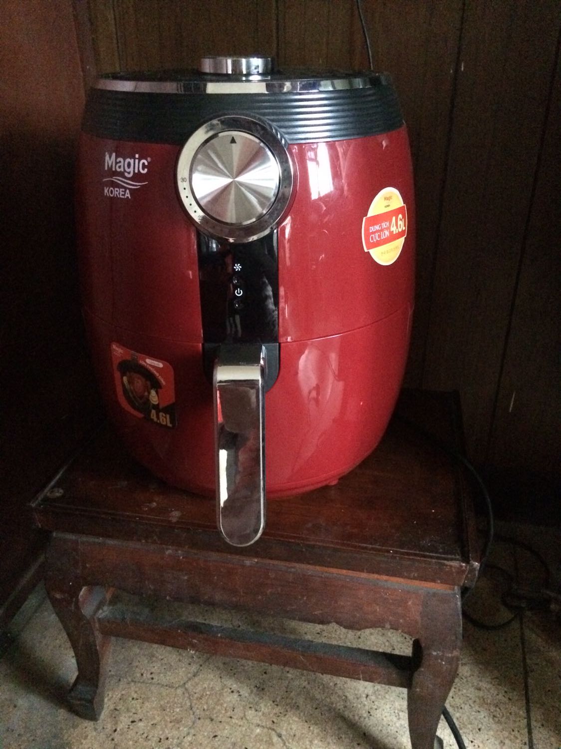 Về mẫu mã: Nồi to, màu đỏ, sang trọng. 

Chất lượng sản phẩm: Nồi rất tiện dụng, nấu ít tốn dầu, dễ tháo rửa để vệ sinh. Có thể làm được nhiều món, ngoài chiên cá, nướng bánh còn có thể rang đậu phộng, làm khoai tây chiên mấy món ăn vặt. Nồi sử dụng cũng dễ dàng. Giá cả cũng mềm so với những bạn muốn mua sử dụng mà tiết kiệm. 

Đánh giá sản phẩm :
Chất lượng sản phẩm : 10/10 
Chất lượng dịch vụ : 10/10

Lý do muốn sở hữu món hàng:

Tiền gas tăng, xài sang điện cho tiết kiệm :))). Nồi cũng có công dụng đa năng đỡ phải mua thêm lò nướng. Vừa dễ xài vừa tiết kiệm tiền. 

#tikivn#tikireviewt10