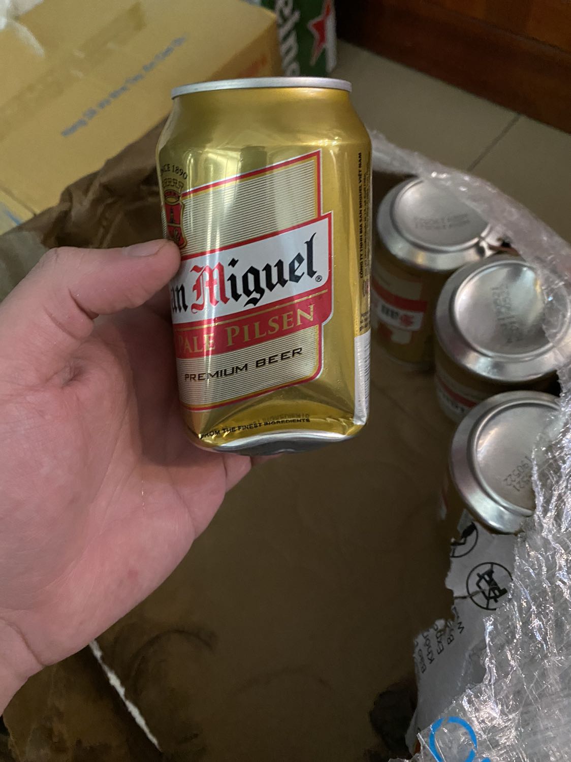 1 thùng bia bị bể,móp thủng chảy hết ra ngoài