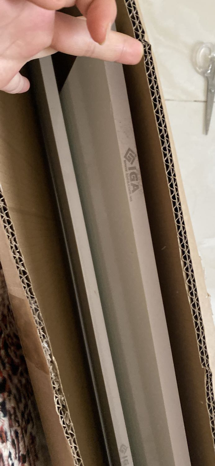 Khen: Sản phẩm của IGA rất tốt, giá cả hợp lý, dễ lắp ráp

Chê: Dịch vụ chăm sóc khách hàng cực kì tệ
1, Sản phẩm giao đến sai mẫu khi liên hệ giao lại thì phản hồi chậm trễ, nhắn tin từ 12h nhưng vì chờ phản hồi lâu nên 17h mình nhắn lại thì cửa hàng mới phản hồi. Trong khi đó vì cần gấp nên mình yên cầu đổi trong ngày mà dịch
vụ như vậy quá chậm trễ

2, Nhân viên không giải quyết được vấn đề cho KH. Ngày 21 mình nhận mẫu bị sai, lúc 15h mình gọi lại nhân viên hỏi tại sao chưa giao lại, nvien bảo: Ủa bên kho chưa gọi lại chị ạ. Tiếp theo đến 18h, mình chưa nhận được mẫu giao lại và gọi tiếp thì nvien lại bảo: Em cũng không biết nữa chị ơi, chị để em liên lạc lại bên kho🙂. Mình cũng nhắn là vì cần gấp nên cố gắng sáng 22 gửi sớm tầm 9-10h giúp mình, nvien cũng oke.

Tiếp đó, sáng 22 gần 11h mình cũng chưa nhận được mẫu nên gọi lại hỏi tại sao chậm trễ như vậy, Nhân viên cũng chỉ nói: Để em tra cứu lại đơn hàng🙂.

Và đến lúc mình đang viết nhận xét thì mình cũng chưa nhận được phản hồi nào từ bên cửa hàng, sản phẩm chưa được đổi trả. Trong khi đó mình đã thực hiện thanh toán nhưng việc đổi trả lại diễn ra chậm trễ.

Thiết nghĩ, Cửa hàng nên thay đổi cách hoạt động của team CSKH, vấn đề của KH thì giải quyết không nhiệt tình, nhắn tin trên *** thì chậm trễ không rep. Vì mình sợ bác giao hàng đến không kiếm được nhà nên cố nhắn cửa hàng giao sớm để mình chỉ đường bác vào nhưng cửa hàng làm việc rất tệ.

Để xây dựng một doanh nghiệp thành công, doanh nghiệp không nên chỉ quan tâm vào sản phẩm mà KH cũng nên là mục tiêu mà DN nên chú trọng hướng đến. Chúc cửa hàng kinh doanh thuận lợi.

Update:
Mình vừa chủ động gọi lại hỏi thông tin, nhân viện vẫn cứ bảo em không biết gì hết, người khác hỗ trợ chị chứ không phải em. Website để 1 *** thì mình gọi số đó để được hỗ trợ, nhân viên vẫn nói em không biết, mình yêu cầu cung cấp *** của người hỗ trợ thì nhân viên lại tiếp tục em không biết. Vậy *** trên website để làm gì, để chốt đơn thì hỗ trợ nhanh chóng, đến khi tiền trao cháo múc, sản phẩm có vấn đề thì kệ KH.

Nhân viên cứ bảo em GIÚP chị, ủa giúp cái gì, trách nhiệm là hỗ trợ KH mà cứ mở miệng đóng miệng là để em giúp chị, mình không hỏi tên nhân viên được nên bên cửa hàng xem lại nghiệp vụ của team CSKH đi. Nếu KH không được hỗ trợ khi liên hệ *** trên website thì để luôn nhiều số của kho vận hay gì đó luôn.

Sản phẩm có vấn đề thì NV không bao giờ chủ động hỏi thăm hay hỗ trợ KH. Lúc nào cũng là KH chủ động nhắn tin hỏi thăm, nếu được chấm điểm dịch vụ ở đây thì mình để âm vô cực, chưa bao giờ gặp dịch vụ hậu mua hàng tồi tệ thế này. Mất hết cả buổi sáng