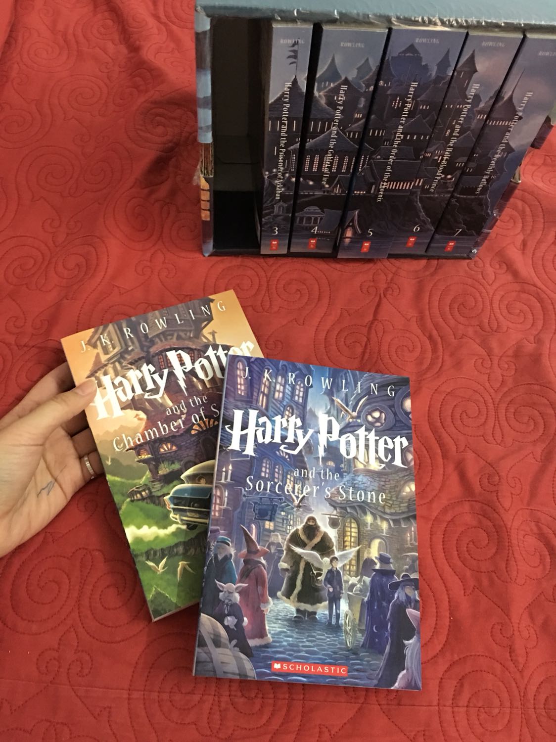 Thiết kế miễn bàn. Chất lượng giấy và mực in tốt. Nội dung thì thích lắm luôn vì mình vốn là fan của bé Hary, lại được đọc nguyên tác nên vô cùng ưng. Ảnh quyển sách mà mình mở ra là tập 5, tập dày nhất, dán rất chắc, gáy khi mở ra koh hề bị gãy, nhăn, giữ dáng rất đẹp. Cầm quyển truyện đọc trên tay, woaaa, cảm giác cực kì cực kì cực kì thích. Mình rất thích chạm vào dòng chữ Harry Potter ở bìa truyện, in nổi, sờ vào cứ thấy thích thích ý :)))
Mình rất muốn nói là nếu bạn đang lưỡng lữ chọn giữa boxset  bản Việt và bản Anh, hãy chọn bản Anh khi Tiki deal lớn. Mình mua đúng lúc Tiki deal 51% nên càng ưng hơn :))))))))