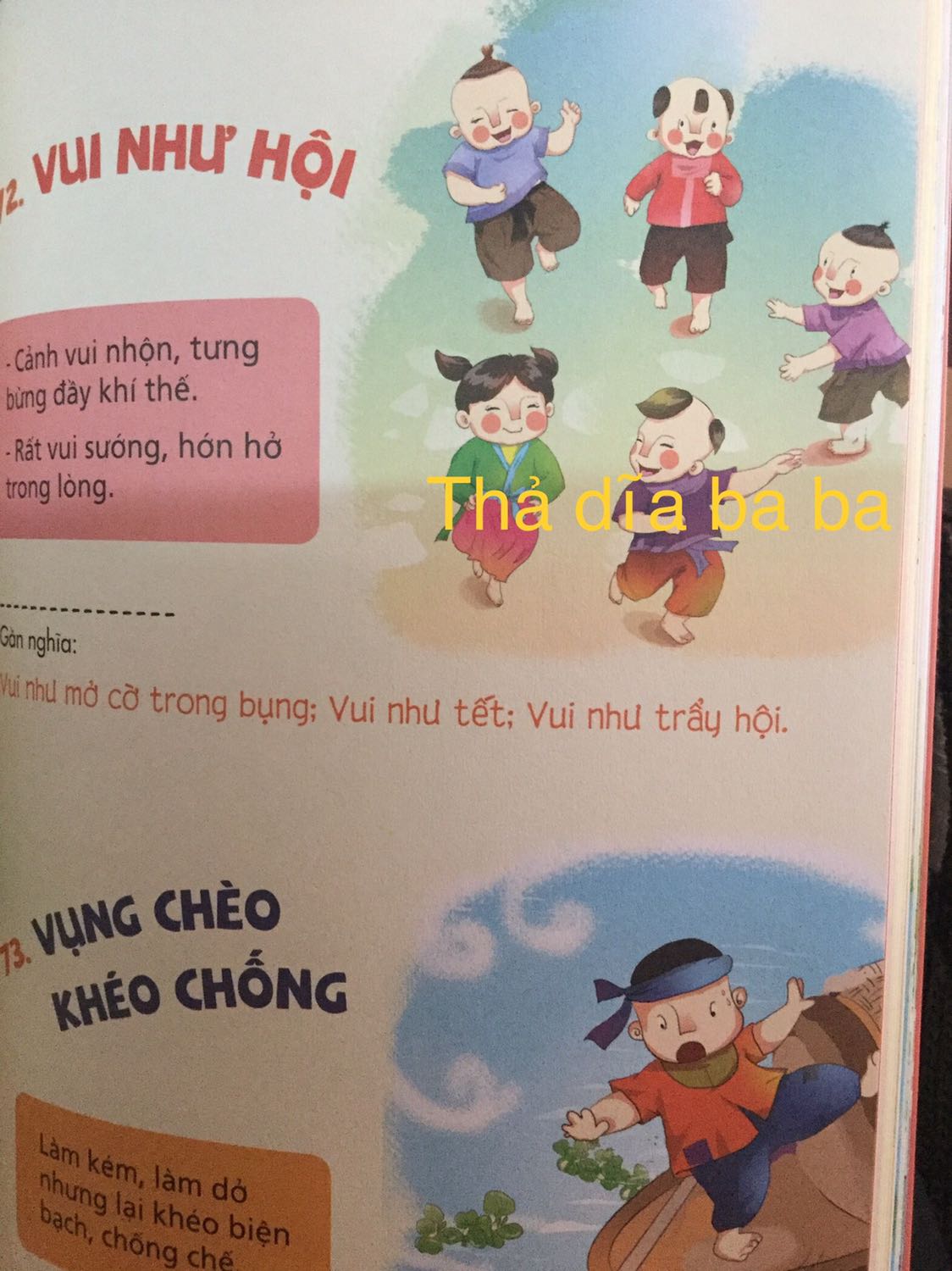 Mình rất ít khi viết đánh giá sách nhưng lần này muốn chia sẻ với các bạn có ý định mua sách:
1. Về tiki: rất hài lòng về chất lượng sách và giao hàng rất nhanh, tiki luôn làm mình hài lòng.
2. Về nội dung của sách: Sách trình bày rõ ràng, bắt mắt, nhưng đội ngũ biên soạn lại sử dụng một số hình ảnh minh hoạ của sách “Đồng giao, thơ, truyện cho bé tập nói”. Bé nhà mình mới 28 tháng, lúc trước mình đã mua sách “Đồng giao, thơ, truyện cho bé tập nói” đọc, mặc dù chưa biết chữ, nhưng bé đã ghi nhớ gần hết các bài trong sách, bé sẽ nhìn các hình minh hoạ để biết đó là bài gì. Nên hôm nay nhận được quyển “Vui học thành ngữ, tục ngữ, ca doa bằng tranh”, mở tới mấy trang có hình minh hoạ giống sách kia bé cứ bảo mẹ đọc sai rồi, bài này như thế này mới đúng, mình giải thích nhưng bé vẫn k chịu, kêu để con đọc cho. =((. Mình thấy 2 quyển này nội dung đều hay cho bé, nhưng để tránh làm bé bối rối, thì nên mua một trong hai thôi. 
Mình gửi một số hình, Người lớn thì thấy chuyện này là bình thường, nhưng bé dưới 3 tuổi thì sẽ nghĩ khác, mong nhà xuất bản sẽ thay đổi khi tái bản ạ.