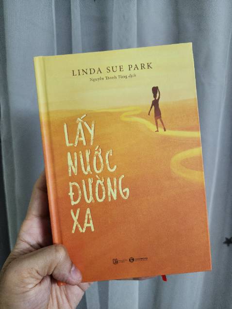 Con người không được chọn cha mẹ hay chọn nơi mình sinh ra, mà chính sự cố gắng và nỗ lực của bản thân mới giúp ta cải thiện hay thay đổi số phận.
Cảm thấy xót thương và đồng cảm với những số phận của đại đa số người dân châu Phi, những người KHÔNG có nhiều hơn 1 sự lựa chọn trong cuộc sống: hoặc là ra đi hoặc là ở lại, hoặc là chấp nhận chịu những bệnh về đường ruột bởi nguồn nước bẩn còn hơn là chết khát ngoài sa mạc khô cằn... 
Những đứa trẻ ngô nghê chưa hiểu hết mẫu thuẫn hiềm khích của người lớn, lại vô tình là những nhân chứng sống của tội ác chiến tranh. 
Nước sạch - cái thứ tưởng chừng như quá đỗi bình thường với chúng ta hàng ngày, lại là một "kho báu" thực sự với người dân châu Phi, mà không phải ai cũng may mắn có được.
Một quyển sách giúp cho những người ở các châu lục khác hiểu được phần nào đó về những khó khăn mà người dân châu Phi gánh chịu, từ thiên nhiên khắc nghiệt đến sự tàn phá của chiến tranh. Để ta thông cảm hơn, để ta có thể trân quý hơn những gì ta đang sở hữu, và để một phần nào đó ta có thể san sẻ với họ.
-Sài Gòn, đêm chưa ngủ-
26/05/2023