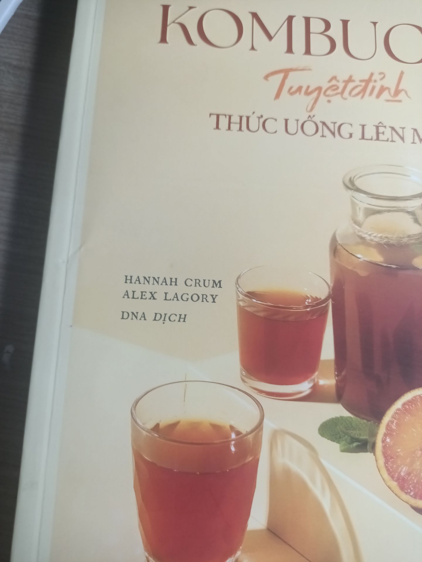 giao hàng nhanh nhưng đóng gói hơi ẩu nha. ko có tấm chống sốc nên sách bị gãy và có vài chỗ bị bẩn, cần chú ý hơn giao hàng nhanh nhưng đóng gói hơi ẩu nha. ko có tấm chống sốc nên sách bị gãy và có vài chỗ bị bẩn, cần chú ý hơn