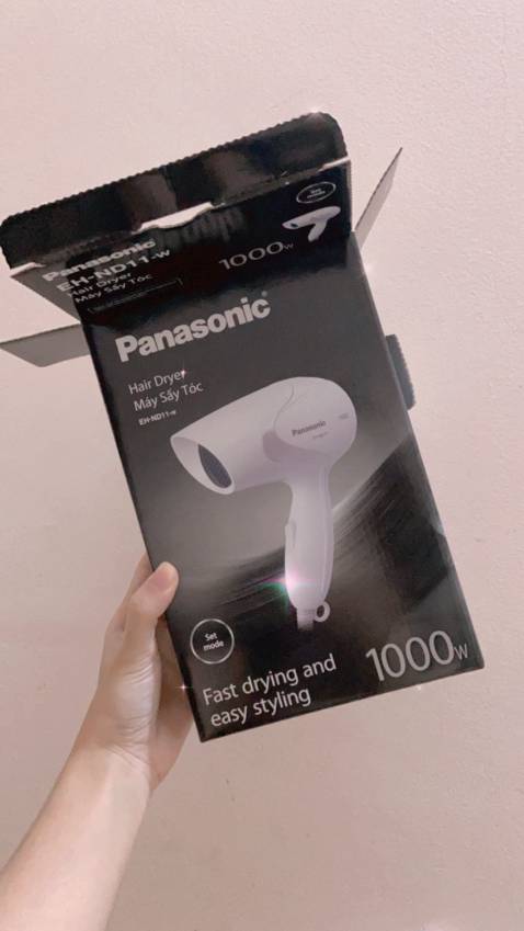 Mình đã sử dụng máy, máy mới xinh xẻo nhỏ gọn, cầm nắm nặng và chắc tay lắm. 
Lúc đầu thấy máy hơi nhỏ nghĩ sấy lâu khô tóc nhưng máy chạy rất êm, công suất tốt, sấy tầm 5p là tóc đã gần khô và không bị nóng quá. Lúc sấy có một chút mùi hôi vì máy còn mới.
Tiki no.1, máy mới, & xịn và đẹp, giao hàng nhanh.