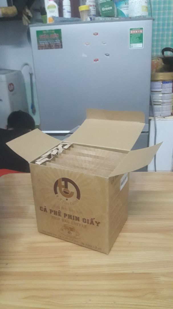 Tiki giao hàng nhanh, đóng gói gọn gàng, mẫu mã hộp đẹp đúng sản phẩm như hình. Đã uống cà phê đậm chất mộc hương vị thiên nhiên. 
Rất hài lòng với sản phẩm.
Cảm ơn Tiki cùng shop M&T fine coffee.