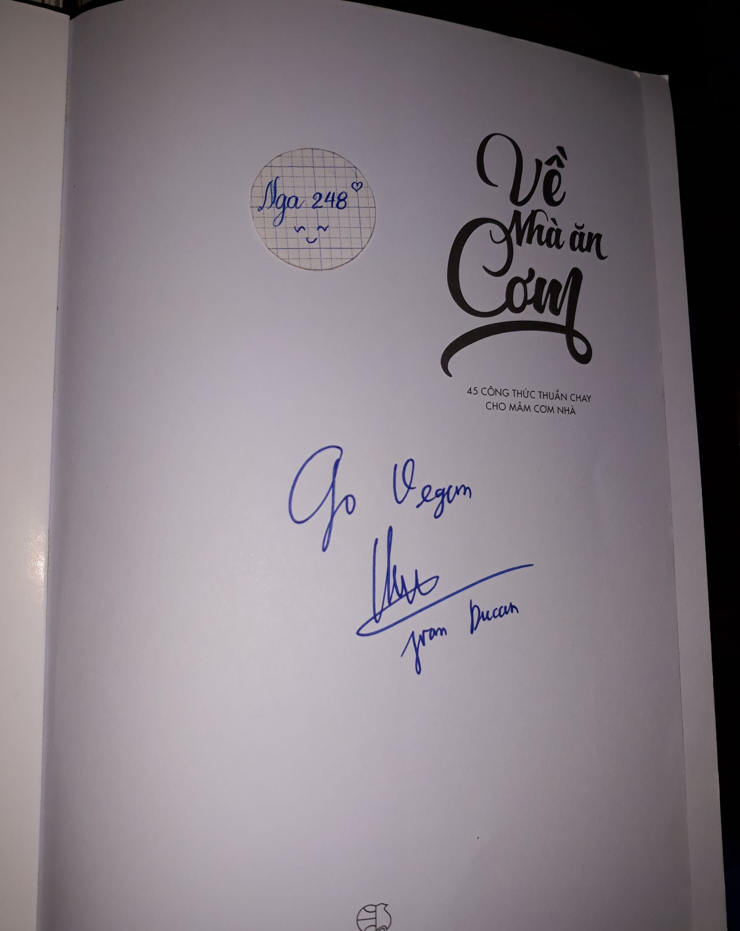 #Về_nhà_ăn_cơm 
Vừa đón bạn này về với Tủ Sách Miễn Phí của mình ?
Yêu ngay từ cái nhìn đầu tiên. Mới đọc lướt qua đã thích lắm luôn rồi ạ ❤?
Dành thời gian chụp lại ngay để khoe với mọi người đây ạ ?
Rất xứng đáng ở trong tủ sách mỗi nhà nhé ạ ? Các mẹ và các chị em không nên bỏ qua nha ?
Các bạn gần mình thì có thể đến #Tủ_Sách_Miễn_Phí của mình mượn đọc tham khảo nha ?? 
Mình tin các bạn sẽ muốn mua ngay một cuốn cho riêng nhà bạn và có khi còn muốn mua thêm để tặng cho những người thân yêu đó ạ ??
(Mình đã mua 2 cuốn, rất vui là 1 cuốn có chữ ký của tác giả nữa nè ?)
Cảm ơn em Đức Văn Nguyễn ?
Em không chỉ chia sẻ rất cẩn thận công thức từng món ăn, và một số kiến thức cơ bản về thực phẩm... mà còn như là đang được nghe em kể chuyện nữa ấy. Thấy nhẹ nhàng và an yên ❤? #Về_nhà_ăn_cơm 
Vừa đón bạn này về với Tủ Sách Miễn Phí của mình ?
Yêu ngay từ cái nhìn đầu tiên. Mới đọc lướt qua đã thích lắm luôn rồi ạ ❤?
Dành thời gian chụp lại ngay để khoe với mọi người đây ạ ?
Rất xứng đáng ở trong tủ sách mỗi nhà nhé ạ ? Các mẹ và các chị em không nên bỏ qua nha ?
Các bạn gần mình thì có thể đến #Tủ_Sách_Miễn_Phí của mình mượn đọc tham khảo nha ?? 
Mình tin các bạn sẽ muốn mua ngay một cuốn cho riêng nhà bạn và có khi còn muốn mua thêm để tặng cho những người thân yêu đó ạ ??
(Mình đã mua 2 cuốn, rất vui là 1 cuốn có chữ ký của tác giả nữa nè ?)
Cảm ơn em Đức Văn Nguyễn ?
Em không chỉ chia sẻ rất cẩn thận công thức từng món ăn, và một số kiến thức cơ bản về thực phẩm... mà còn như là đang được nghe em kể chuyện nữa ấy. Thấy nhẹ nhàng và an yên ❤?