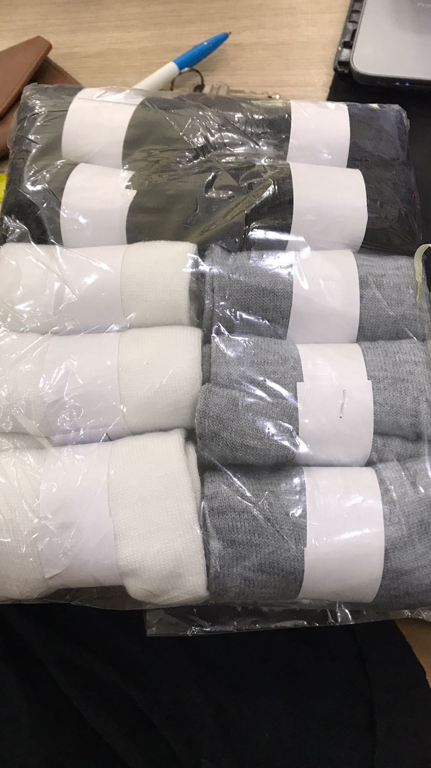 *** đảo hả người ơi.
Lần trước mua cái hộp như hình. Thấy thích quá nên mua thêm cho bạn. Nhận xong ra vậy. Vớ k giống. Hộp ko có. Bịt dán sơ sài. Oke giá rẻ tiền nào của đó nếu mua lần đầu coi như chịu. Đằng này lần đầu mua cái như hình mẫu như hộp mới mua thêm. Cảm giác "thật khó tả". ?? cười ra nước mắt