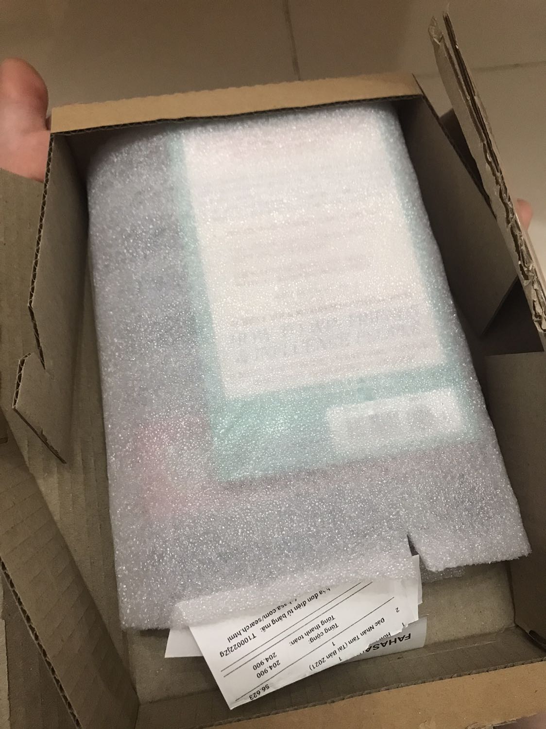 giao hàng nhanh, mới đặt hồi trưa mà chiều đã nhận đc r, đóng gói hàng đẹp, chắc chắn. Huhu sách xinh  lắm, nhỏ gọn, dễ cầm. Mình chưa đọc nên k biết nội dung sao nữa. Chung là hài lòng lắm ❤️