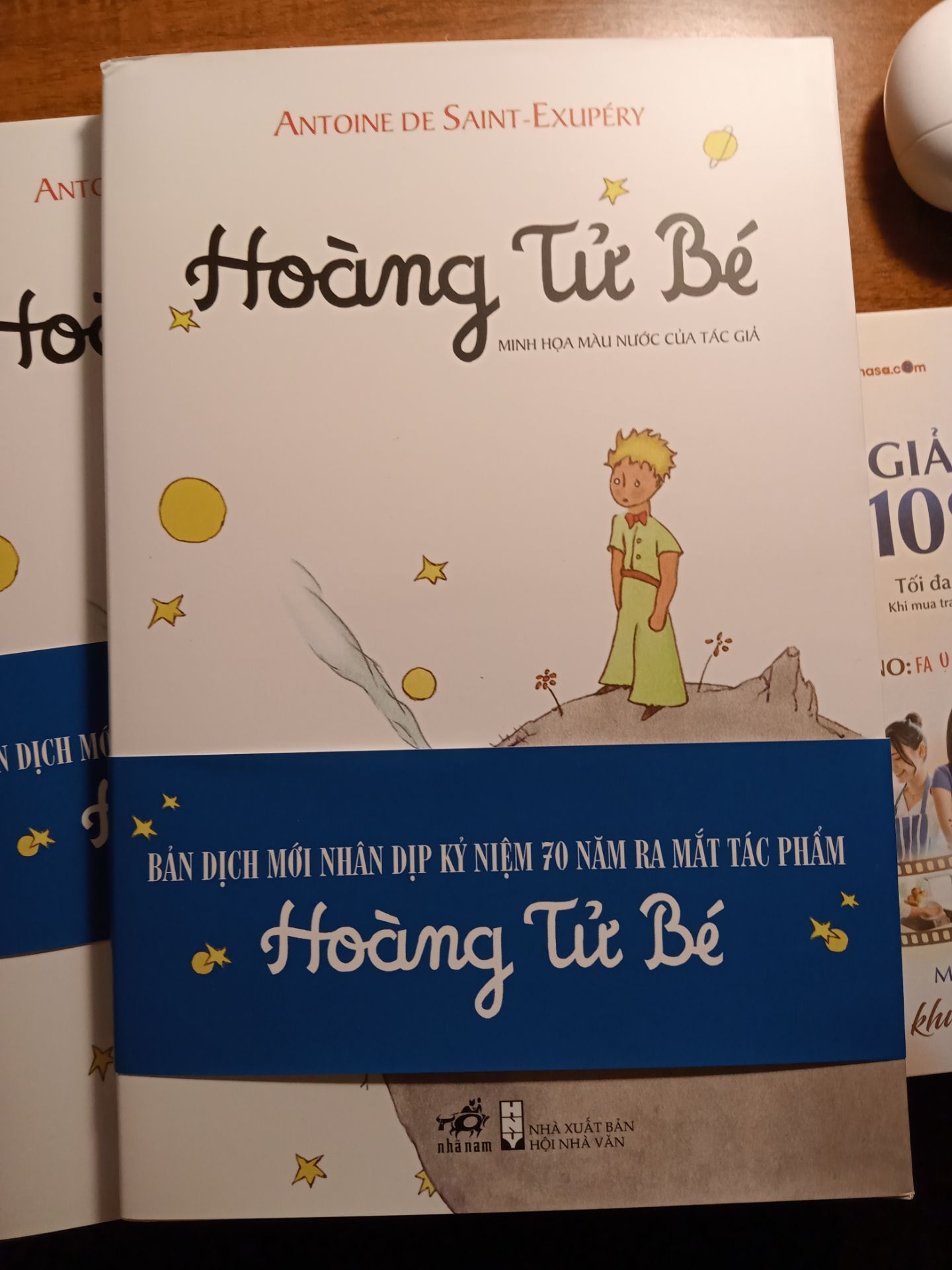 những câu chuyện nhẹ nhàng, từ ngữ dễ hiểu,không hoa mĩ nhưng lại mang đến rất nhiều ý nghĩa. Vì vậy mình đã chọn mua làm quà tặng với hi vọng người đó sẽ bớt buồn phiền trong cuộc sống khi đọc sách này
Sách bọc cẩn thận và giao hàng nhanh lắm
Cảm cơn Fahasa