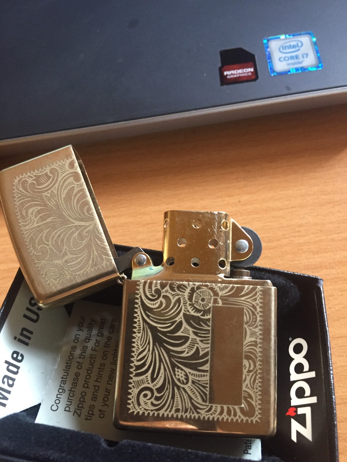 Hàng đểu kém chất lượng.

Tiki cảm ơn anh đã phản hồi thông tin đến Tiki. Tiki kiểm tra đơn hàng 936230470 của anh Dũng đặt là sản phẩm Bật Lửa Zippo Venetian Brass, không phải là sản phẩm anh Dũng đánh giá Bật lửa Zippo Brass Venetian Design 352B ạ. Vì vậy anh Dũng kiểm tra lại và có thể gửi lại đánh giá sản phẩm đúng anh nhé.