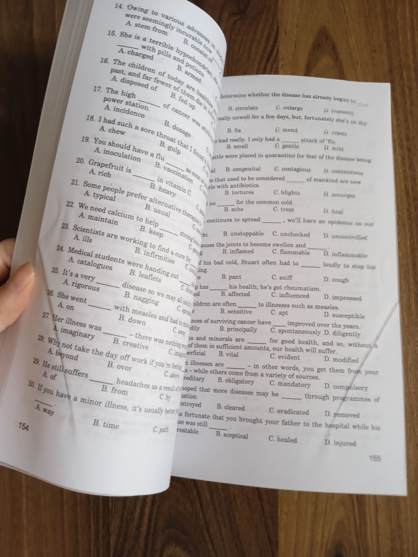 Sách đóng gói cẩn thận, giao hàng nhanh
Sách chia theo chuyên đề, đa dạng từ vựng
Sách viết bằng tiếng Anh và chỉ có đáp án trắc nghiệm như hình nên muốn học và làm bài hiệu quả thì phải tra từ