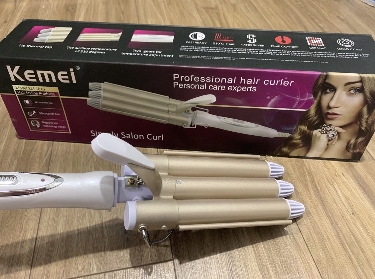 Máy uốn trục xoăn nhìn rõ, đều. Vài lần đầu dùng thì hơi bị mùi của spham mới, có lẽ sau vài lần sử dụng sẽ đỡ mùi. Phần kẹp cách nhiệt chưa tốt lắm, để nhiệt độ cao vẫn bị nóng phần kẹp.