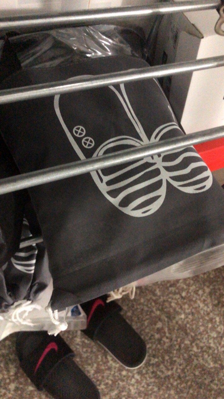 Mình đặt size to vì sợ size nhỏ kh vừa ai ngờ to quá trời. Đựng đc 2 đôi giày nhỏ của mình luôn í