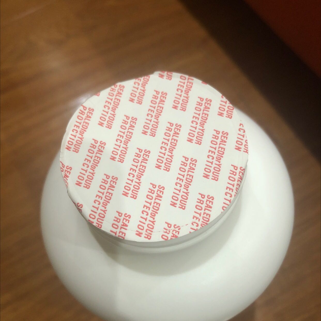 Sản phẩm đóng gói rất cẩn thận, có tem check mã QR được, thông tin ghi chi tiết và có màng bảo vệ nắp nguyên vẹn, chắc chắn