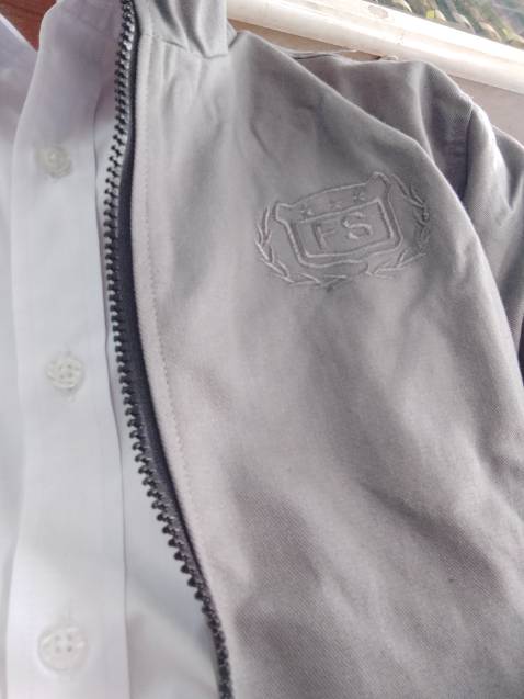 Tôi mới nhận hàng xong.
Giao nhanh hơn 2 ngày.
Kiểm tra đường may thấy oke.
Chất liệu so với giá tiền vậy là được.
Lưu ý anh nào mua: tôi cao 1,59cm, nặng 56kg: size hơi ôm, nếu lấy L sẽ đẹp hơn.
Thanks shop.