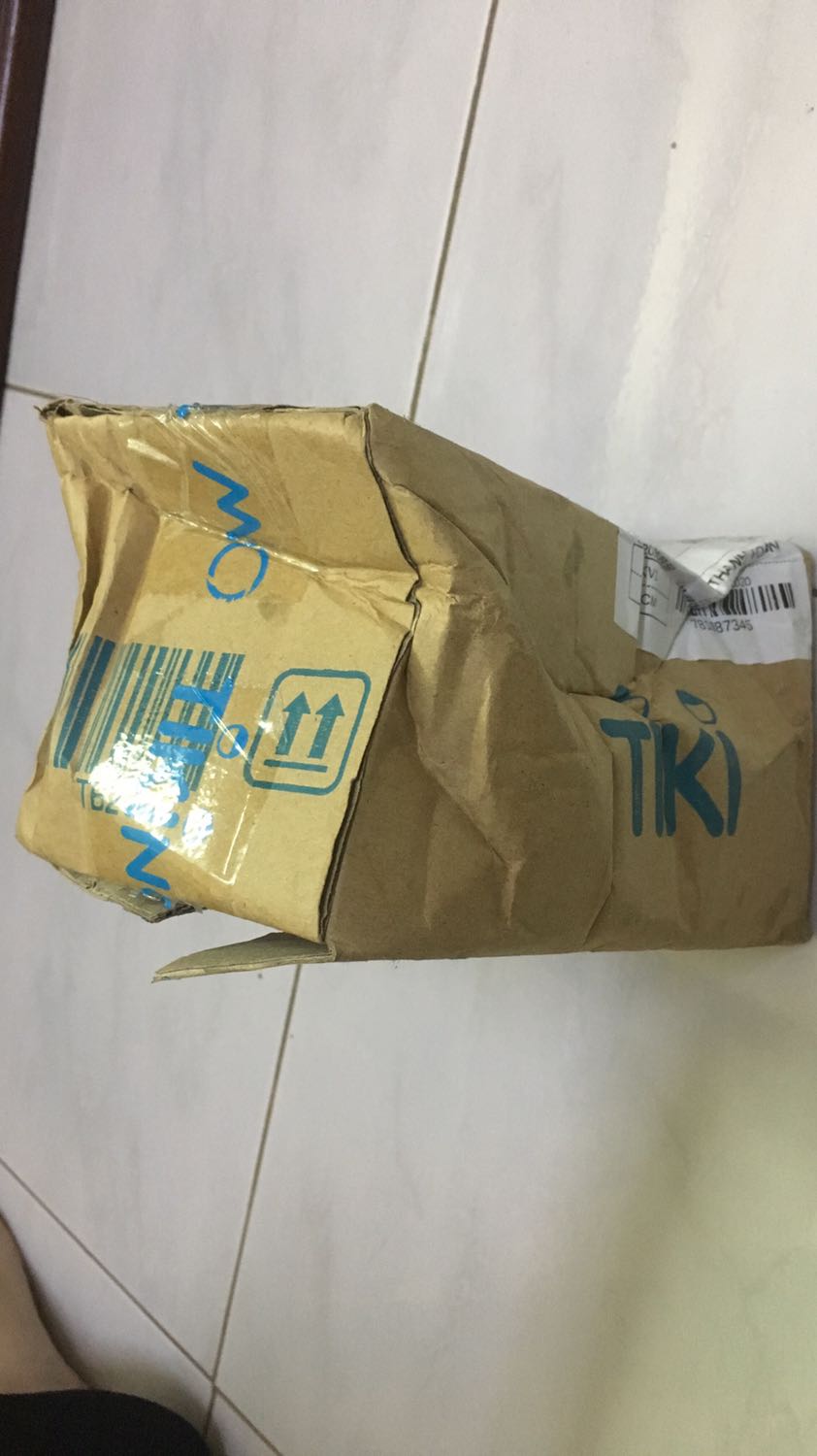 Giao hàng nhanh nhưng hộp bị méo hết, cũng không lót xốp ở trong nhưng sách vẫn còn tốt. Nội dung sách quá tuyệt luôn, phrasal verbs được chia theo từng chủ đề, có cả bài mẫu và hình minh họa, sách nhỏ gọn siêu cute