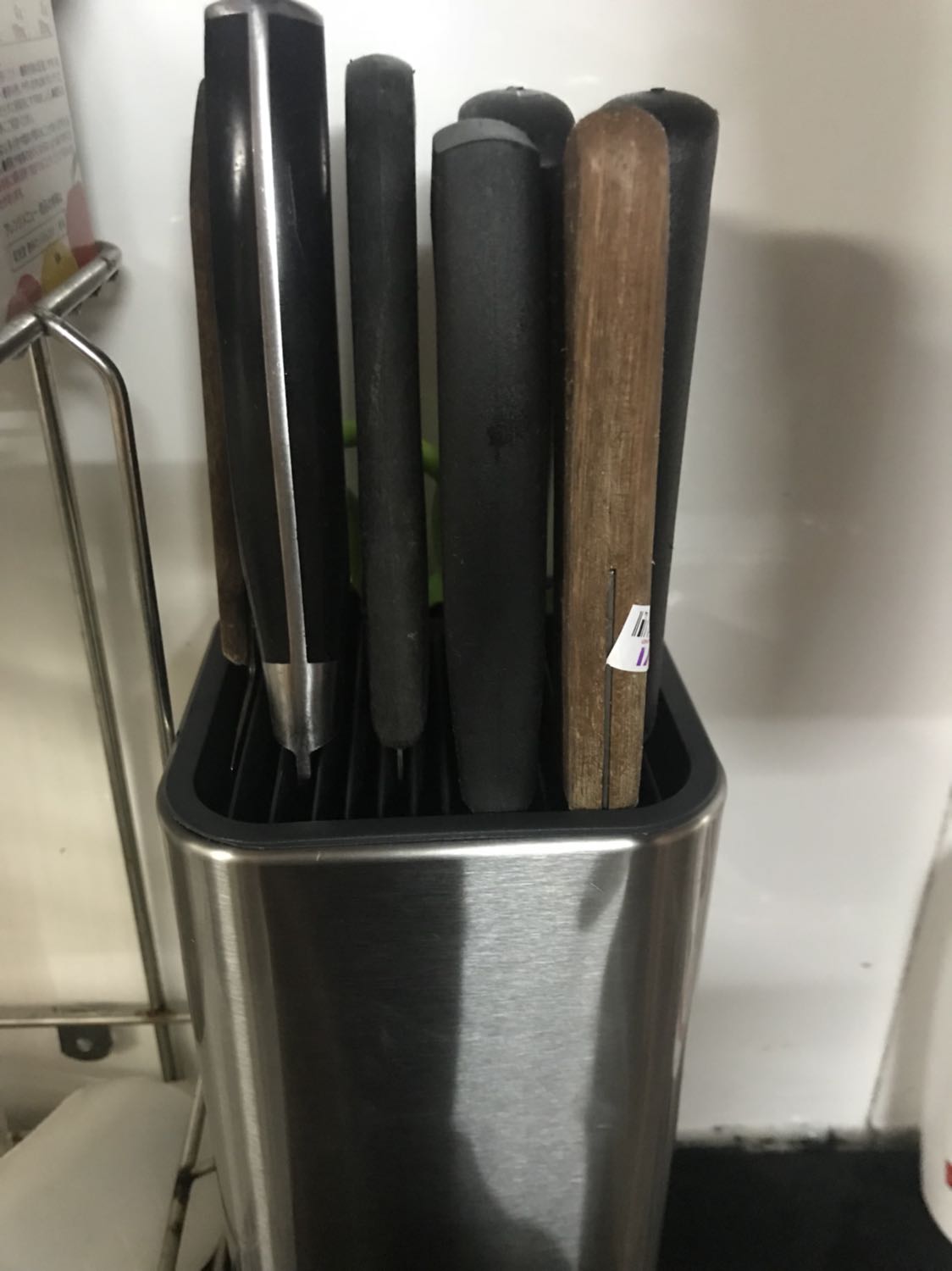 Sản phẩm rất chắc chắn, để được rất nhiều dao, trông rất xịn nha mọi người, shop giao hàng nhanh, bọc hàng cẩn thận, nói chung rất đáng mua ạ