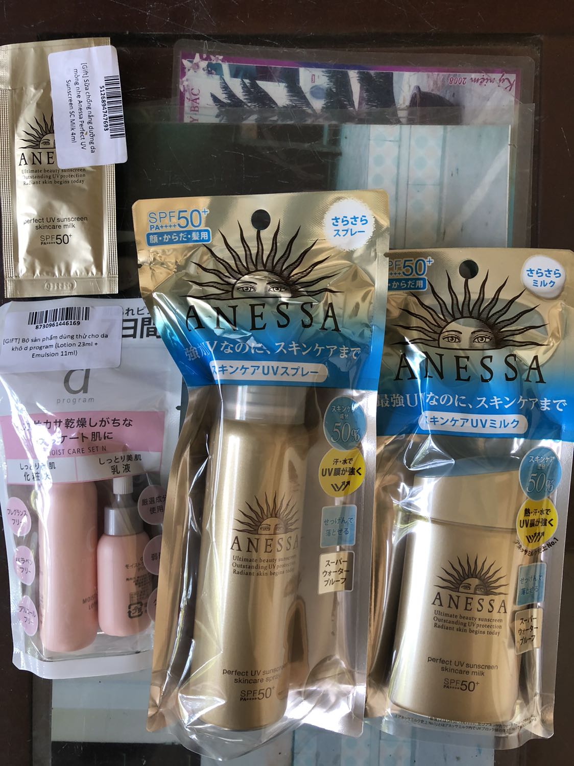 Lần đầu mua của shop, còn được tặng kèm quà. Dịch bệnh cứ nghĩ là còn lâu mới giao được nhưng không ngờ vẫn tới sớm. Mình mới dùng thử chống nắng body, có tạo lớp bóng nhẹ chứ không hề nâng tông quá, rất thích luôn. Thanks shop nhiều!