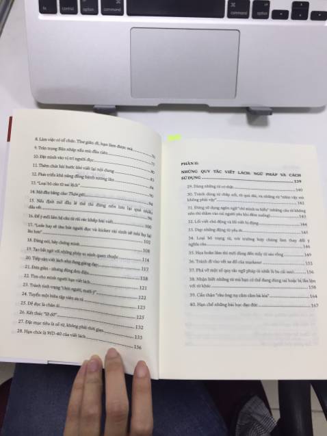 Sách cung cấp những thông tin hữu ích về cách làm sao để viết hiệu quả hơn. Tác giả không những chỉ ra những lỗi cơ bản như ngữ pháp, cách dùng từ, mà còn cung cấp một bảng gồm các content phổ biến và số lượng từ phù hợp để tối ưu content đó. Tác giả chia sẻ rất nhiều kinh nghiệm của mình, chỉ dẫn cách viết để chạm tới người đọc, tạo ra những content lấy lợi ích của người đọc đặt lên hàng đầu. Đặc biệt là ở phần V và VI có những lời khuyên của tác giả để sáng tạo nội dung cho nhiều nền tảng đa dạng cũng như các công cụ phù hợp với mục đích của mỗi nền tảng đó. Tóm lại là nên đọc, mình nhiệt liệt recommend!