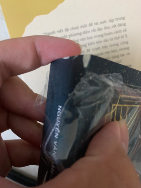 BÌa bị hỏng hóc trái trên sát gáy do hãng bọc sách mới ko cẩn thận